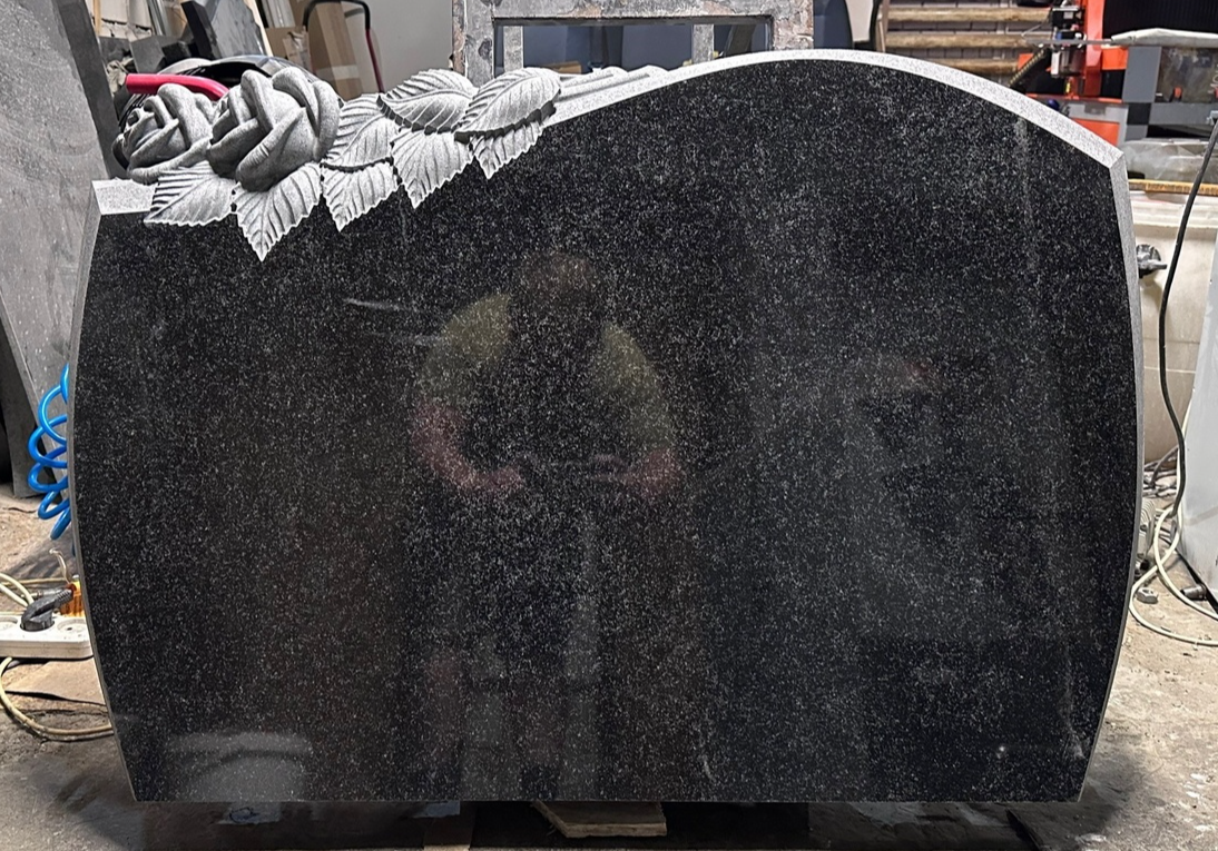 Гранитный памятник с розами для семейного захоронения Памятник на могилу на двоих