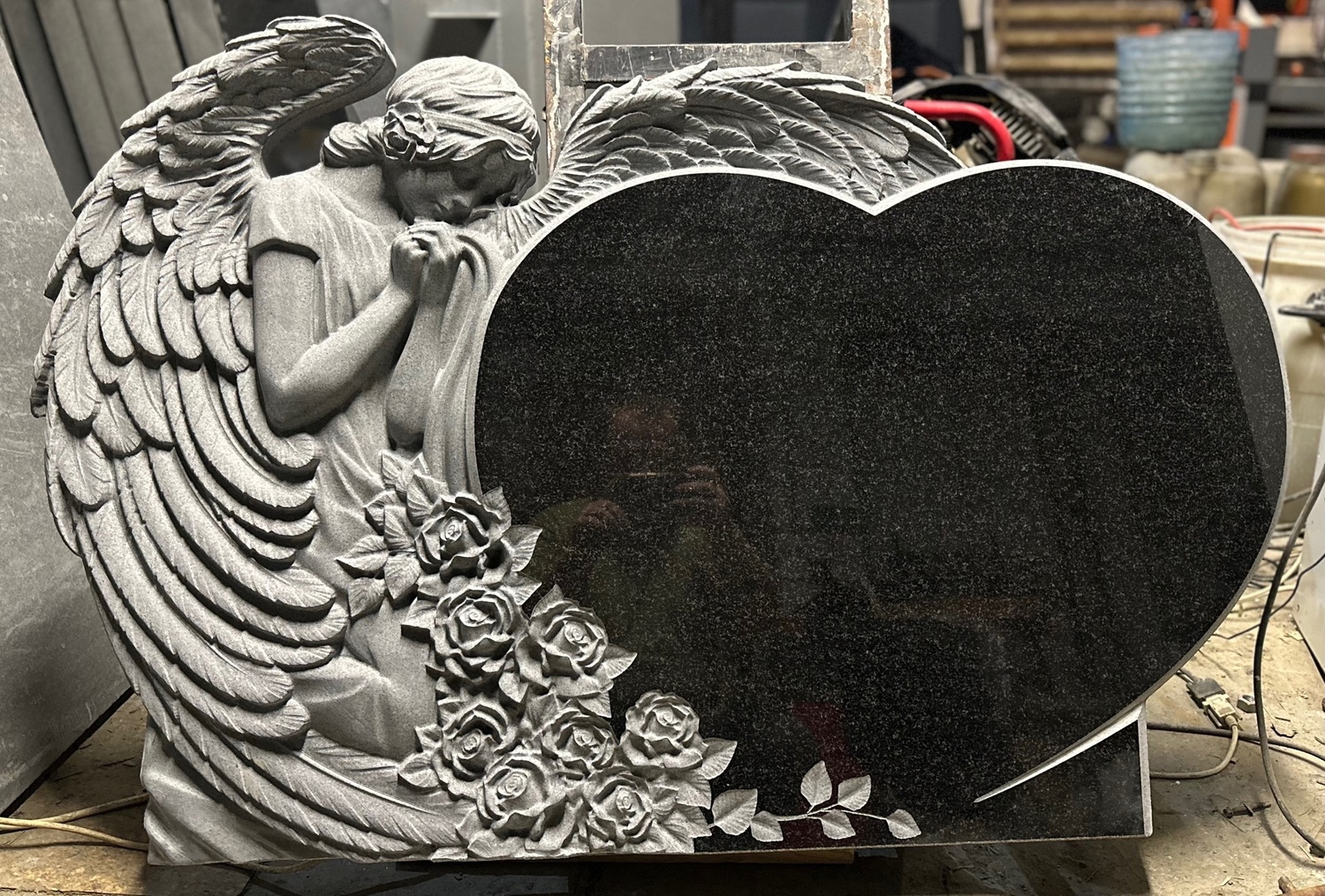 Памятник горизонтальный с ангелом и сердцем